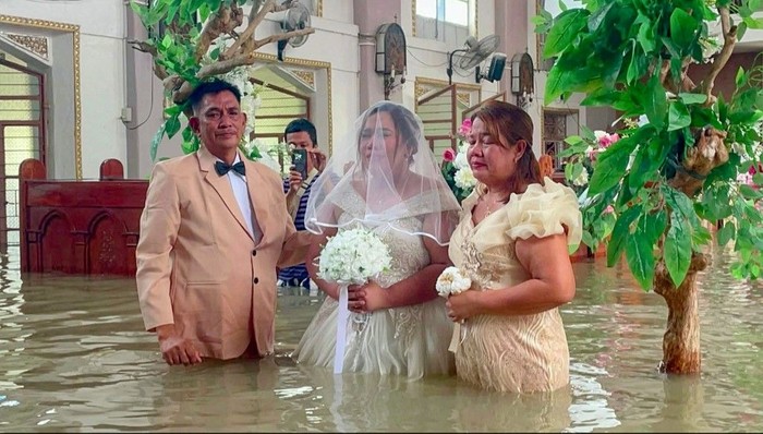 Pengantin di Filipina Menikah di Tengah Banjir