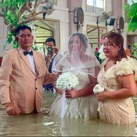 Banjir Sepinggang, Viral Pasangan Pengantin Ini Nekat Nikah Basah-basahan