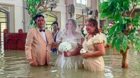 Banjir Sepinggang, Viral Pasangan Pengantin Ini Nekat Nikah Basah-basahan