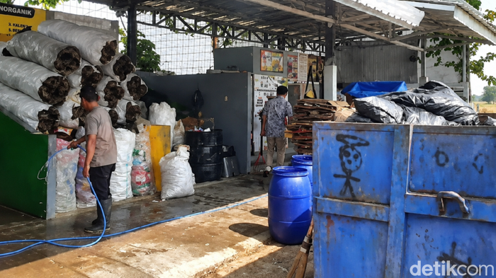 Pengolahan sampah di Rest Area KM 164 Tol Cipali Majalengka.