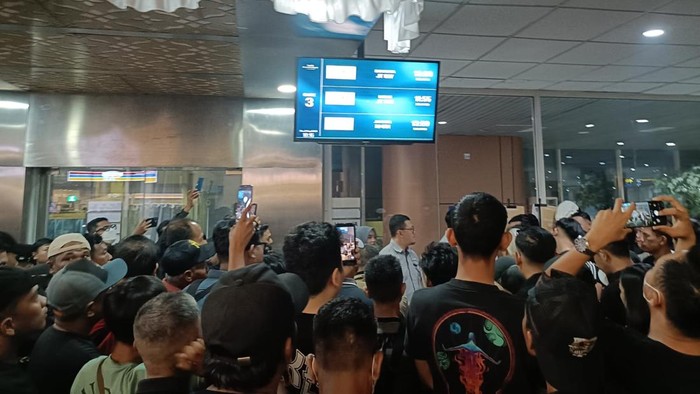 Penumpang di Bandara Supadio kecewa usai penerbangan dibatalkan karena kabut asap.