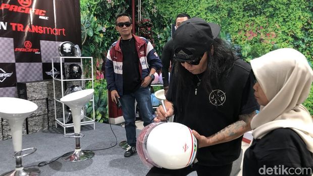 Penyanyi rock kawakan Roy Jeconiah menyapa pengunjung di Transmart Plaza Ambarukmo, Jumat (4/9/2026).