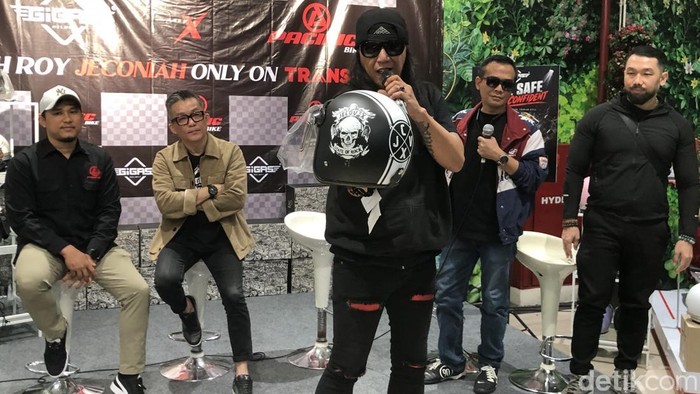 Penyanyi rock kawakan Roy Jeconiah menyapa pengunjung di Transmart Plaza Ambarukmo, Jumat (4/9/2026).