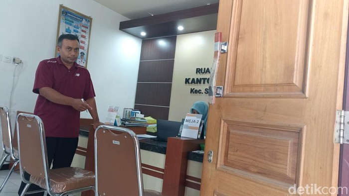 Kantor Desa Bacem di Kecamatan Sutojayan, Blitar, dibobol maling. Dua laptop dan dua proyektor milik desa raib dicuri.
