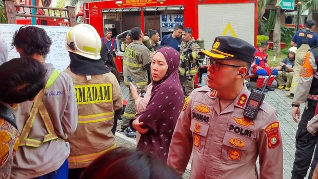 Personel polisi ikut mengevakuasi penunggu Apartemen Pavilion, Tanah Abang nan terbakar, Jumat (4/9/2026) siang.