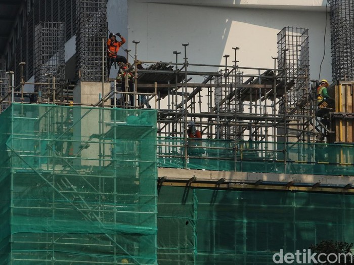 Para pekerja menyelesaikan proyek pembangunan gedung bertingkat di Jakarta, Jumat (4/9/2026). Menteri Keuangan (Menkeu) Purbaya Yudhi Sadewa menargetkan ekonomi Indonesia tumbuh 6 persen pada 2027 dengan tetap menjaga stabilitas ekonomi dan kesinambungan fiskal. Target tersebut menjadi arah utama kebijakan ekonomi dan fiskal dalam penyusunan RAPBN 2027, ialah untuk mendorong pertumbuhan ekonomi nan lebih tinggi sekaligus mempercepat meningkatkan kesejahteraan masyarakat.