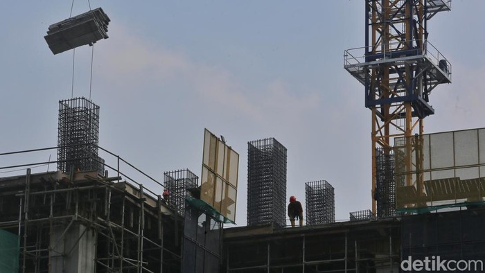 Para pekerja menyelesaikan proyek pembangunan gedung bertingkat di Jakarta, Jumat (4/9/2026). Menteri Keuangan (Menkeu) Purbaya Yudhi Sadewa menargetkan ekonomi Indonesia tumbuh 6 persen pada 2027 dengan tetap menjaga stabilitas ekonomi dan kesinambungan fiskal. Target tersebut menjadi arah utama kebijakan ekonomi dan fiskal dalam penyusunan RAPBN 2027, yakni untuk mendorong pertumbuhan ekonomi yang lebih tinggi sekaligus mempercepat meningkatkan kesejahteraan masyarakat.