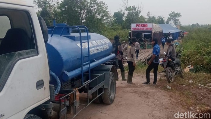 Perumdam Tirta Arut ikut turun tangan dengan menyuplai air ke posko penanganan Karhutla.