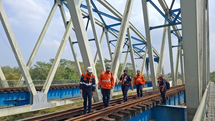 Petugas memeriksa jalur rel kereta api usai gempa M 5,3 di Kabupaten Cilacap, Jumat (4/9/2026).
