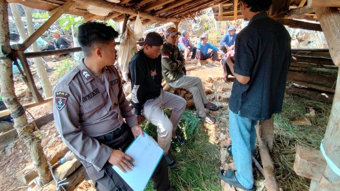 Petugas saat mendatangi lokasi sapi yang ditemukan mati dengan kondisi dua paha bagian belakang hilang.