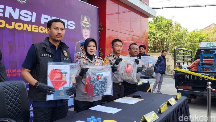 Kapolres Bojonegoro AKBP Yenni Diarty dan Kasat Reskrim AKP Cipto Dwi Leksana saat press release