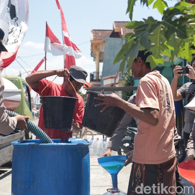 Polisi Salurkan Air Bersih untuk Warga Gresik di Musim Kemarau