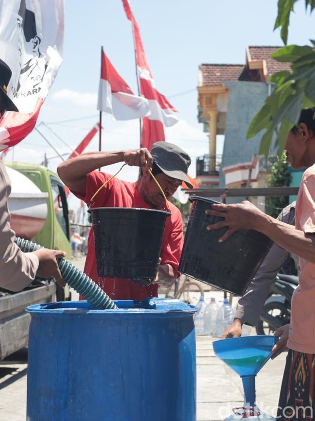 Polisi Salurkan Air Bersih untuk Warga Gresik di Musim Kemarau