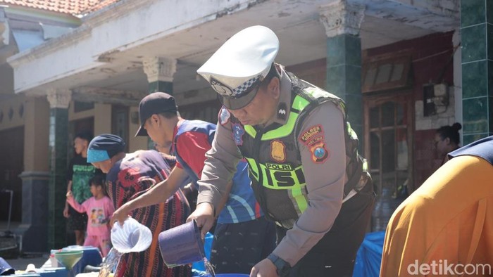 Sat Lantas Polres Gresik menyalurkan air bersih kepada warga tiga desa di Balongpanggang yang terdampak kekeringan saat musim kemarau.