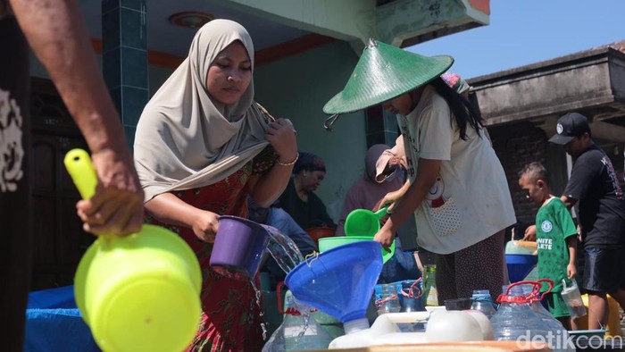 Sat Lantas Polres Gresik menyalurkan air bersih kepada warga tiga desa di Balongpanggang yang terdampak kekeringan saat musim kemarau.