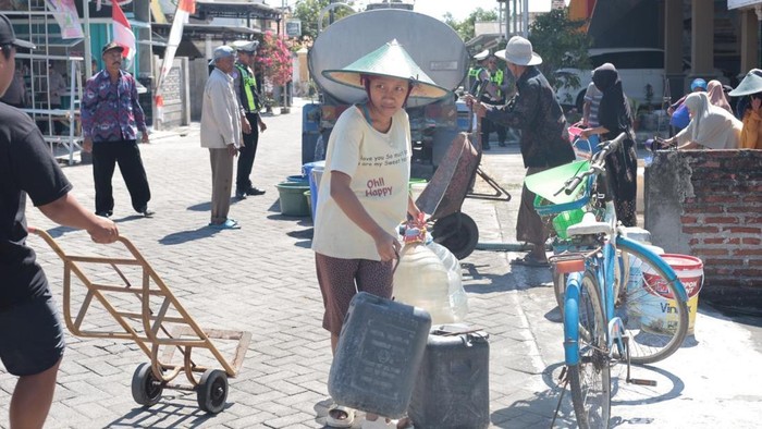 Sat Lantas Polres Gresik menyalurkan air bersih kepada warga tiga desa di Balongpanggang yang terdampak kekeringan saat musim kemarau.