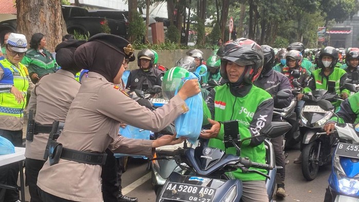 Polwan Polda Metro Jaya membagikan sembako kepada para pengemudi ojol, Jumat (4/9/2026).