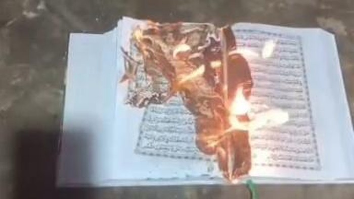 Tangkapan layar video pelaku bakar Al-Quran yang kemudian diunggah jadi status di WhatsApp