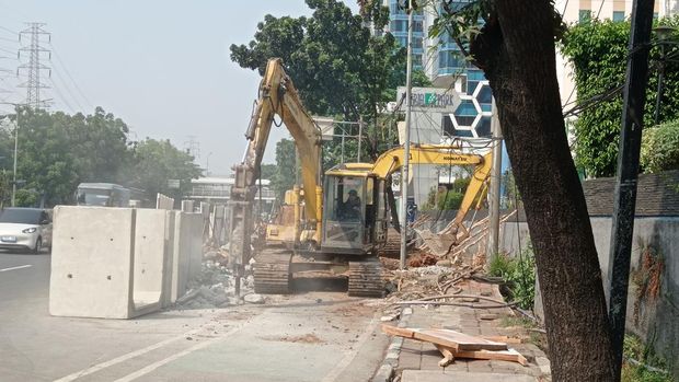 Proyek trotoar di Jalan DI Panjaitan Jaktim (Shonya/detikcom)