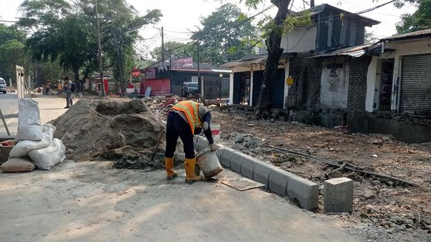Proyek trotoar di Jalan DI Panjaitan Jaktim (Shonya/detikcom)