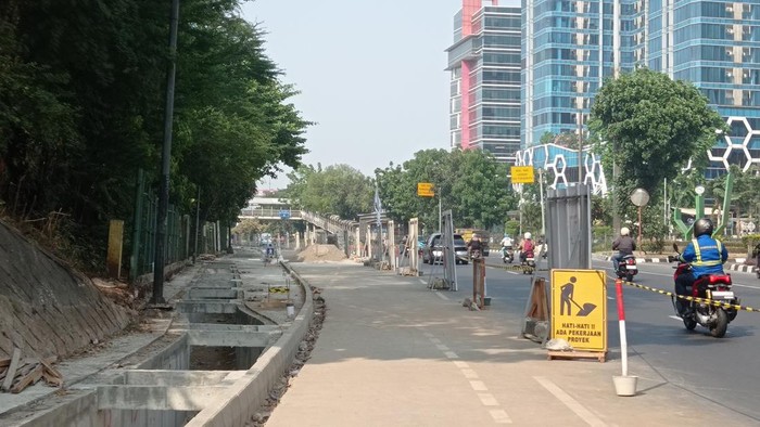 Proyek trotoar di Jalan DI Panjaitan Jaktim (Shonya/detikcom)