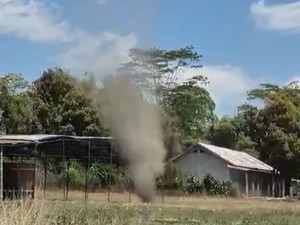 Video Puting Beliung Sapu Tenda Pernikahan di NTT, Atap Seng Terbang 10 Meter