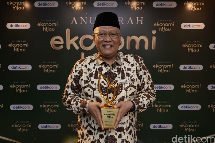 Rektor Universitas Terbuka Prof Dr Ali Muktiyanto, SE, MSi saat menerima Anugerah Ekonomi Hijau detikcom, Kamis (3/9/2026) di Jakarta