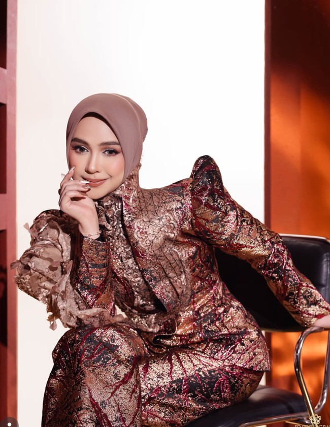 Ria Ricis tampil glamour, elegan, dan cukup dramatis di pemotretan terbaru bersama FD Photography. Akunya kamu, tulis Ricis dalam keterangan unggahannya. Foto: Instagram/@riaricis1795