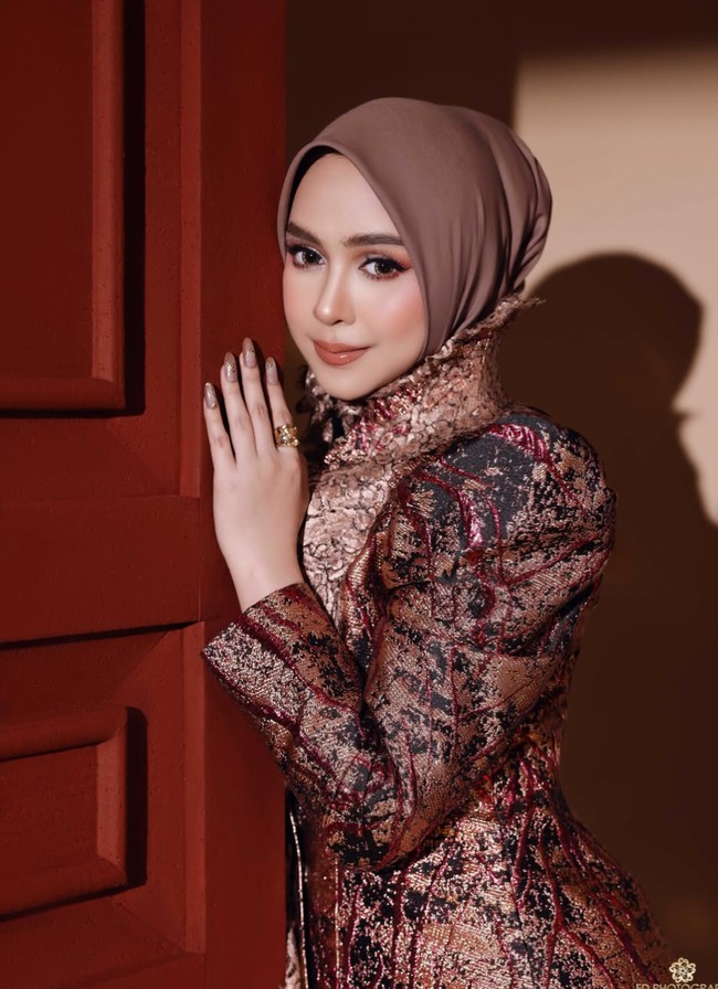 Ditambah riasan soft glam look, Ricis makin cantik manglingi. CANTIK BANGET ICIIISSS, tulis salah ssatu komentar. CUUUWWWANTIKK POLLL MASYAALLAH KA ICISSSS, komentar lain. Foto: Instagram/@riaricis1795