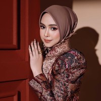 Ditambah riasan soft glam look, Ricis makin cantik manglingi. CANTIK BANGET ICIIISSS, tulis salah ssatu komentar. CUUUWWWANTIKK POLLL MASYAALLAH KA ICISSSS, komentar lain. Foto: Instagram/@riaricis1795
