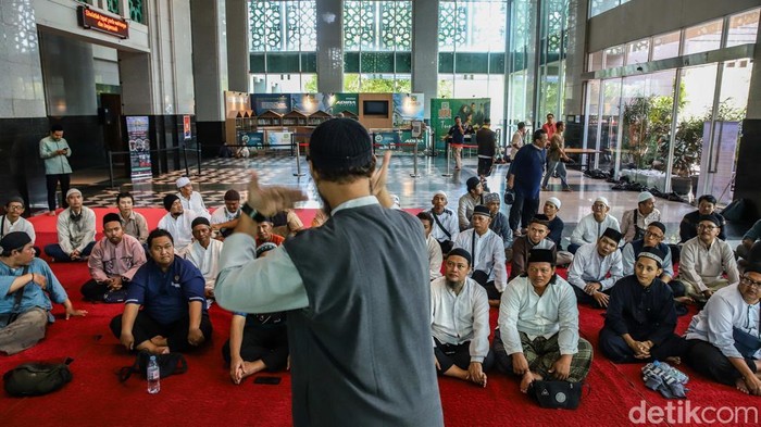 Saat Khutbah Salat Jumat Disampaikan Lewat Bahasa Isyarat Sejumlah umat Muslim penyandang disabilitas tunarungu mengikuti Pendampingan Bahasa Isyarat Salat Jumat di Jakarta Islamic Centre, Jakarta Utara, Jumat (4/9/2026). Kegiatan tersebut diikuti jamaah tunarungu dengan pendampingan bahasa isyarat agar mereka dapat mengikuti rangkaian ibadah Salat Jumat dengan lebih mudah.