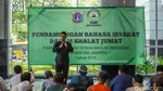 Saat Khutbah Salat Jumat Disampaikan Lewat Bahasa Isyarat Saat Khutbah Salat Jumat Disampaikan Lewat Bahasa Isyarat