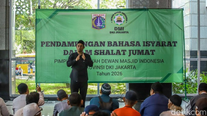 Saat Khutbah Salat Jumat Disampaikan Lewat Bahasa Isyarat Sejumlah umat Muslim penyandang disabilitas tunarungu mengikuti Pendampingan Bahasa Isyarat Salat Jumat di Jakarta Islamic Centre, Jakarta Utara, Jumat (4/9/2026). Kegiatan tersebut diikuti jamaah tunarungu dengan pendampingan bahasa isyarat agar mereka dapat mengikuti rangkaian ibadah Salat Jumat dengan lebih mudah.