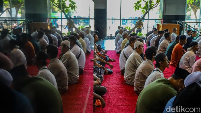 Saat Khutbah Salat Jumat Disampaikan Lewat Bahasa Isyarat Sejumlah umat Muslim penyandang disabilitas tunarungu mengikuti Pendampingan Bahasa Isyarat Salat Jumat di Jakarta Islamic Centre, Jakarta Utara, Jumat (4/9/2026). Kegiatan tersebut diikuti jamaah tunarungu dengan pendampingan bahasa isyarat agar mereka dapat mengikuti rangkaian ibadah Salat Jumat dengan lebih mudah.