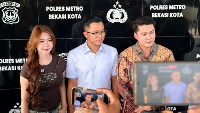Satreskrim Polres Metro Bekasi Kota membawa karyawan Vilmei ke bank untuk menelusuri dana dari saldo TikTok yang digelapkan tersangka, Jumat (4/9/2026).
