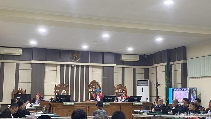 Sekda Cilacap nonaktif, Sadmoko Danardono saat menjadi saksi di Pengadilan Tipikor Semarang, Jumat (4/9/2026).