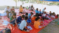 Belajar di tengah situasi darurat jelas punya tantangan tersendiri. Dalam satu posko, murid dari jenjang TK, SD, hingga SMP bisa belajar bersama. Para guru pun harus beradaptasi dengan pembelajaran kelas rangkap agar setiap anak tetap mendapatkan pendampingan.Foto: Kemendikdasmen