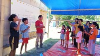 Bukan cuma pelajaran yang perlu dipulihkan. Rasa aman anak-anak juga menjadi prioritas. Dukungan psikososial dan pemulihan trauma bersama relawan membantu murid perlahan kembali beraktivitas, lebih tenang, dan berani mengikuti pembelajaran. Foto: Kemendikdasmen