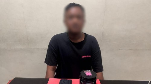 Seorang pria berinisial RMMP (24) ditangkap polisi terkait kasus peredaran narkotikadi Denpasar, Bali. (Foto: Dok. Polresta Denpasar)