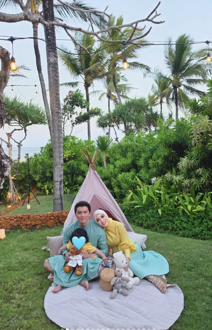 Slay! Syahrini Bagikan Foto Masak Pasta hingga Makan Bareng Suami Tercinta