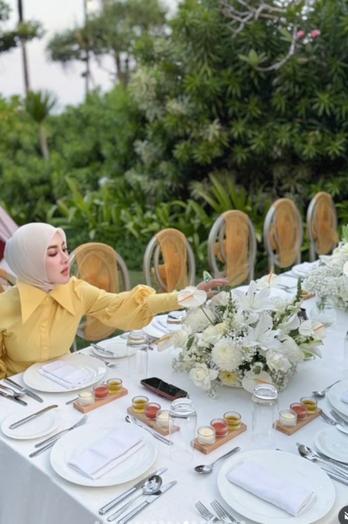 Slay! Syahrini Bagikan Foto Masak Pasta hingga Makan Bareng Suami Tercinta