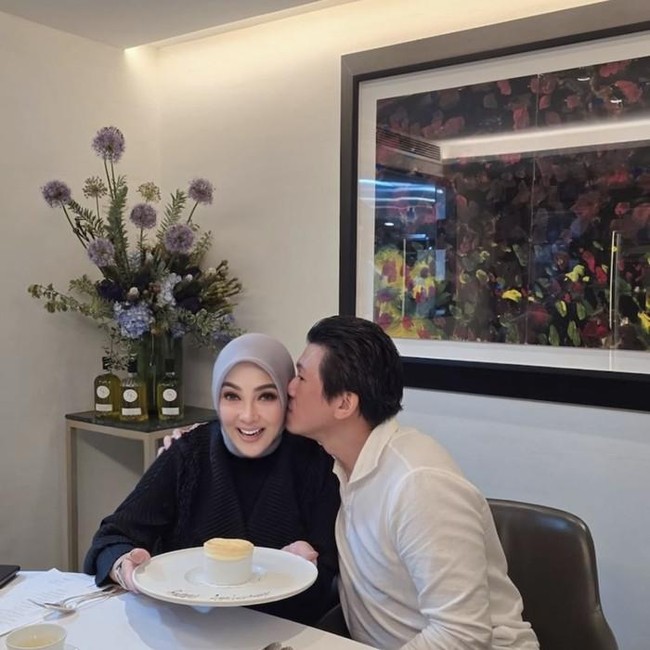 Slay! Syahrini Bagikan Foto Masak Pasta hingga Makan Bareng Suami Tercinta