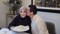 Slay! Syahrini Bagikan Foto Masak Pasta hingga Makan Bareng Suami Tercinta