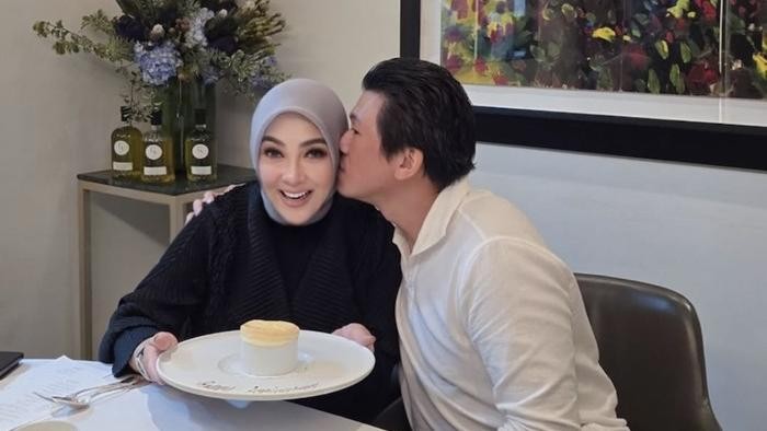 Slay! Syahrini Bagikan Foto Masak Pasta hingga Makan Bareng Suami Tercinta