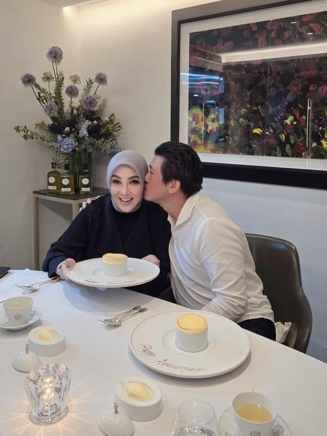 Slay! Syahrini Bagikan Foto Masak Pasta hingga Makan Bareng Suami Tercinta