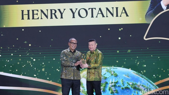 Strategic Business Partnership Wellous Indonesia Henry Yotania menerima Anugerah Ekonomi Hijau rumpun apresiasi Figur Penggerak Ekonomi Hijau di Menara Bank Mega, Jakarta, Kamis (3/9/2029) malam.