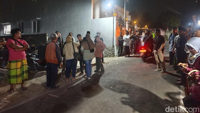 Suasana gang di dekat rumah Mozza dipadati oleh pelayat, Jumat (4/9/2026) malam.