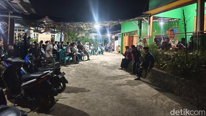 Suasana rumah duka Mozza di Dusun Gebugan, Bergas, Kabupaten Semarang, Jumat (4/9/2026) malam.