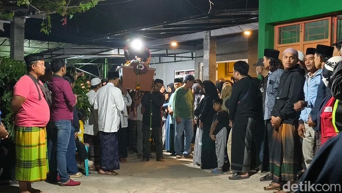 Suasana rumah Mozza usai jenazahnya tiba, Jumat (4/9/2026) malam.