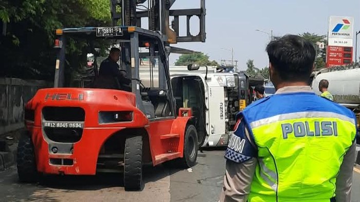 Tabrakan dua truk boks di Kemang Bogor. (dok. ist)